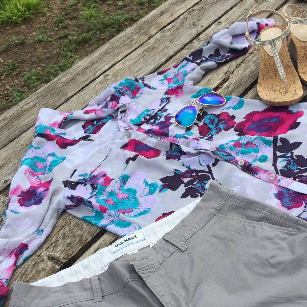 New York & Company Flowered Buttoned Shirt size S